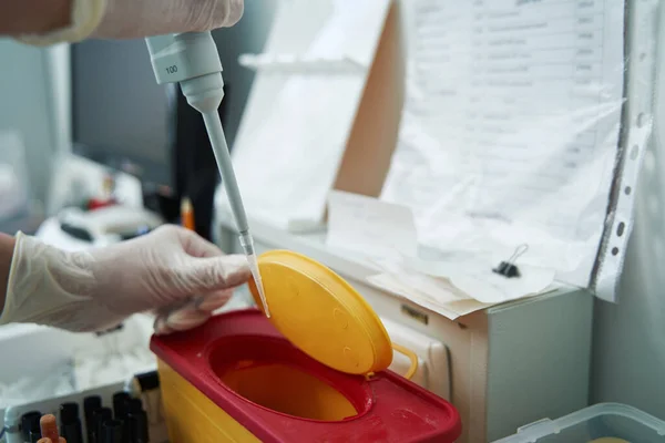 Woman doing PCR tests during working day in clinic — Stock fotografie
