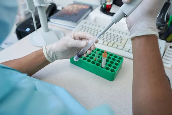 Male laborant doing medical research in modern clinic — Stock Photo, Image