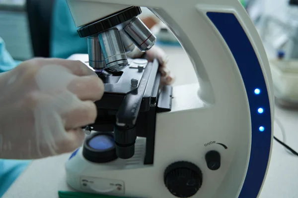 Žena používá mikroskop v lékařské laboratoři — Stock fotografie