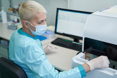 Modern ekipmanlarla çalışan olgun bir kadın.