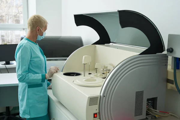 Female working with digital equipment in laboratory — Stock fotografie