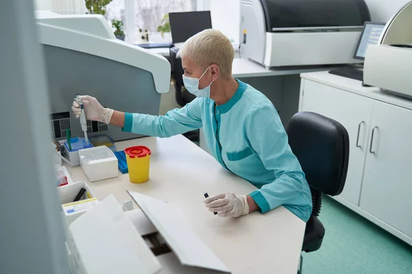 Female doctor doing blood tests in clinic office — Stock fotografie