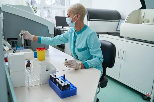 Woman doing sample analysis in medical laboratory — Stock fotografie