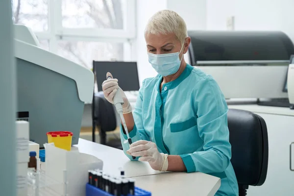 Female laborant doing medical tests with tools —  Fotos de Stock