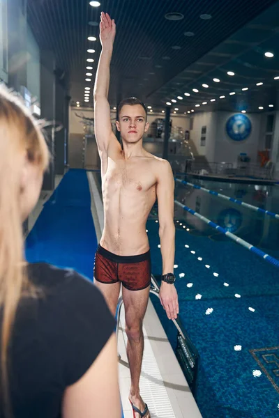 Guy entrenamiento en piscina con entrenador femenino — Foto de Stock