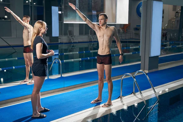 Hombre atlético entrenando cerca de la piscina — Foto de Stock