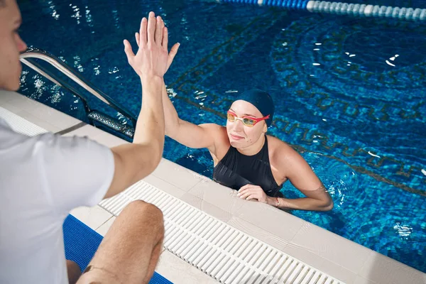 Donna felice nuotatore applaudire mani al suo allenatore — Foto Stock