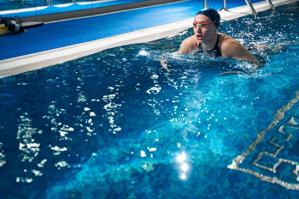 Bayan yüzücü dalış yeteneklerini geliştiriyor.