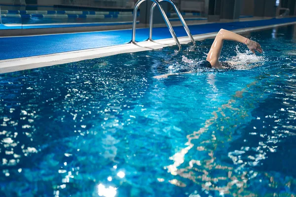 Atleet in het zwembad beoefenen van een nieuw type zwemmen — Stockfoto