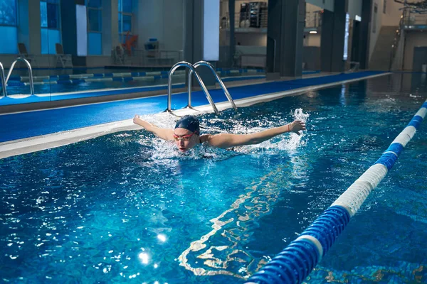 Athlete in the swimming pool improving the skills — Foto de Stock