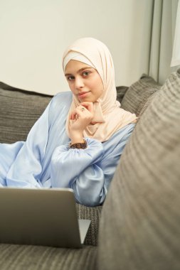 İslami Arap kadın evde defter kullanıyor