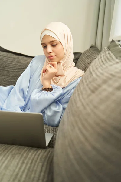 Mulher muçulmana trabalhando no laptop em casa — Fotografia de Stock