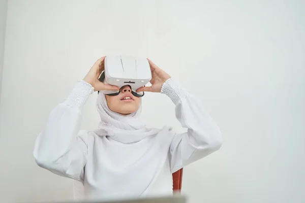 Muslim young woman wearing virtual reality glasses — 스톡 사진