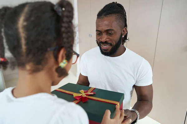 Erwachsener afroamerikanischer Vater erhält Geschenk von seiner Tochter — Stockfoto