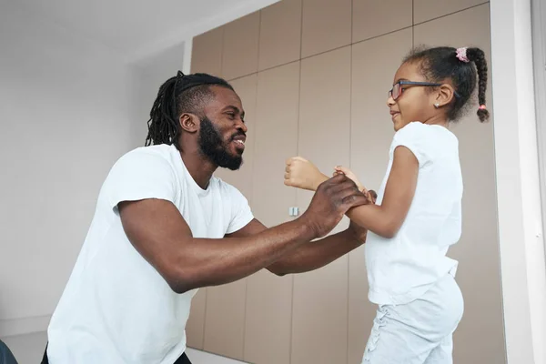 Adulto afroamericano uomo afferrato le mani di una ragazza di fronte a lui — Foto Stock