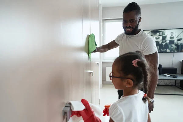 Adulto afroamericano hombre con hija están limpiando la habitación — Foto de Stock