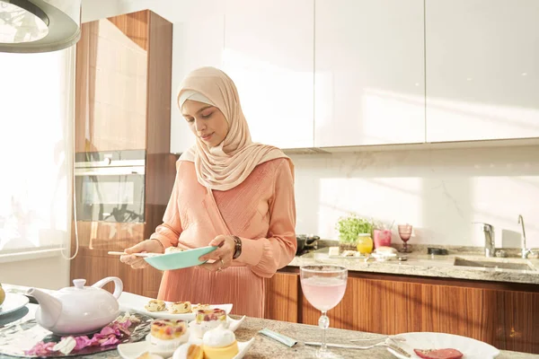 Muslim woman preparing food for lunch at home — стокове фото