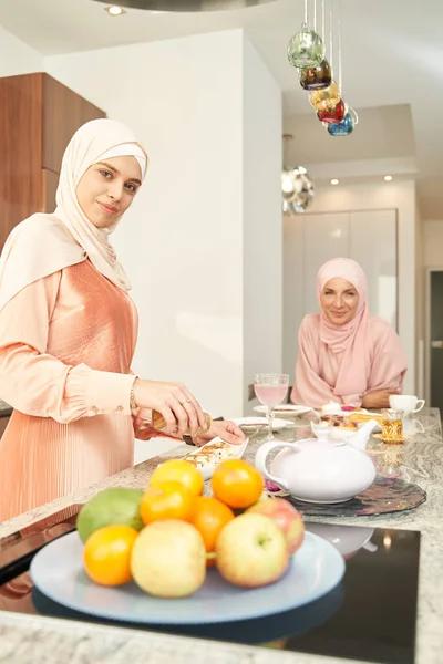 주방에서 친구와 함께 음식을 요리하는 모슬렘 여자 — 스톡 사진