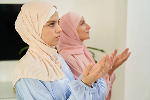 Mulheres muçulmanas estão orando juntas em casa — Fotografia de Stock