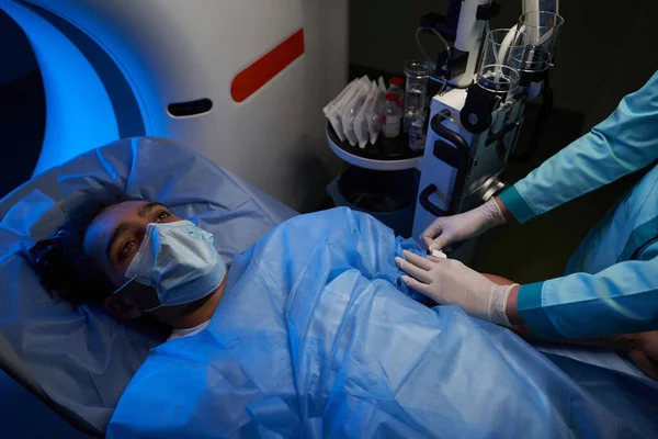 Erkek hasta spektroskopi sırasında infüzyon oluyor.