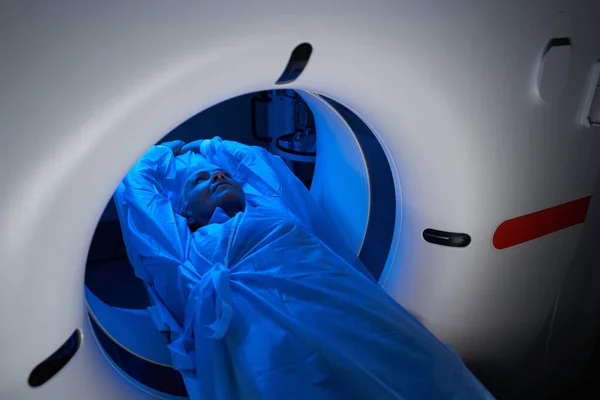 Calm woman doing MRI for upper body — Stock fotografie