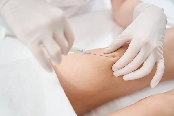 Mujer que recibe inyección de rodilla de rejuvenecimiento en clínica —  Fotos de Stock
