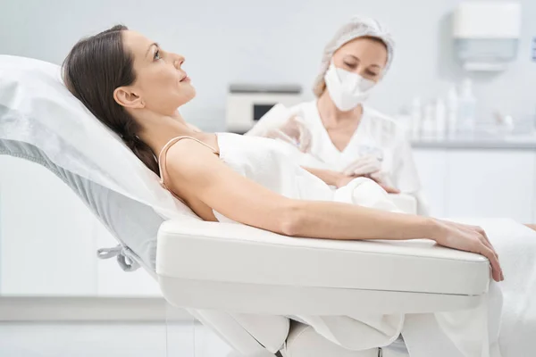 Mulher a receber injeção de rejuvenescimento na clínica de cosmetologia — Fotografia de Stock