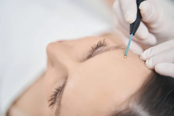 Vrouw die huidverzorgingsbehandeling krijgt in een kosmetologische kliniek — Stockfoto