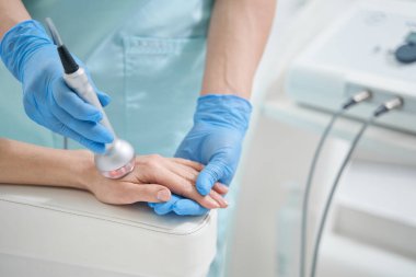 Kadın kozmetoloji kliniğinde lazer tedavisi görüyor.