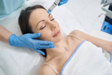 Kadın kozmetoloji kliniğinde cilt bakımı görüyor