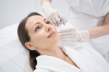 Kadın güzellik kliniğinde yüz gerdirme ameliyatı oluyor.