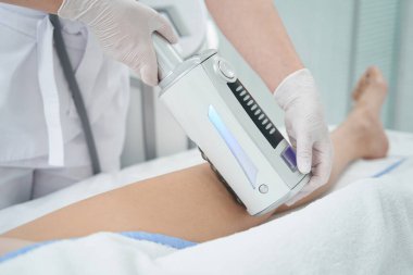 Endosphere masaj yapıyor. Güzellik salonunda tedavi sırasında dokuları sıkıştırıcı mikrotitreşimlerle kaplıyor.