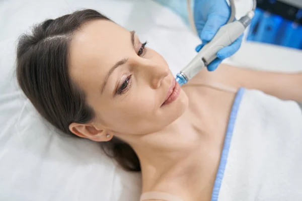 Vrouw met hydrafaciale huidverzorging procedure in schoonheidssalon — Stockfoto