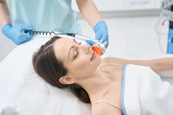 Erwachsene Frau erhält Gesichtsbehandlung in kosmetologischer Klinik — Stockfoto