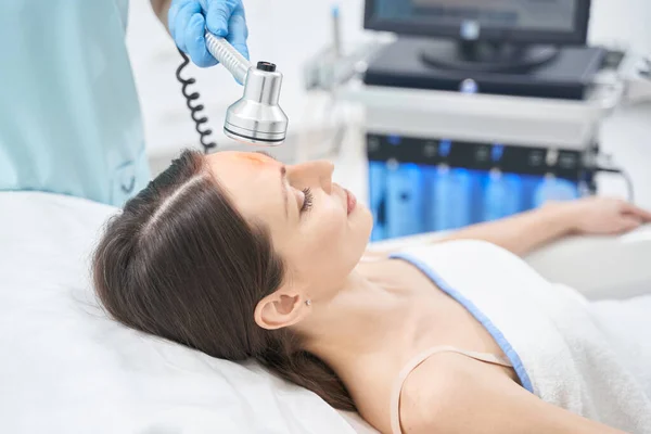 Femme ayant une procédure de levage de radiofréquences dans un salon de beauté — Photo