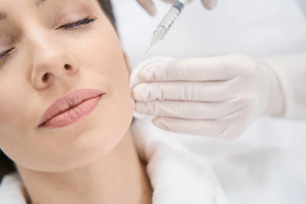Frau bekommt Schönheitsinjektion in Kosmetologie-Klinik — Stockfoto