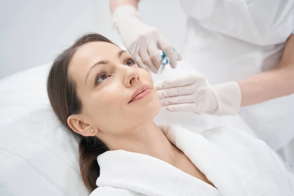 Vrouw krijgt gezichtsheffen injectie in schoonheidskliniek — Stockfoto