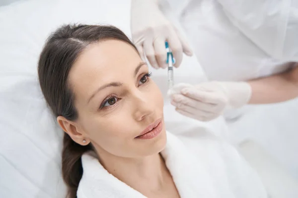Vrouw die gezichtsheffen injectie krijgt in een kosmetologische kliniek — Stockfoto