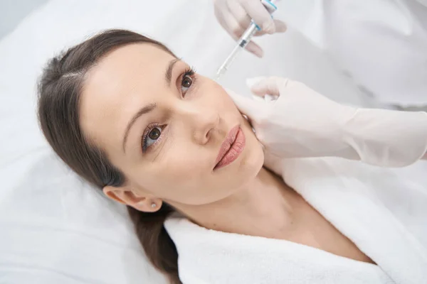 Doctor cosmetoloog maakt schoonheid injectie in het gezicht van de klant — Stockfoto