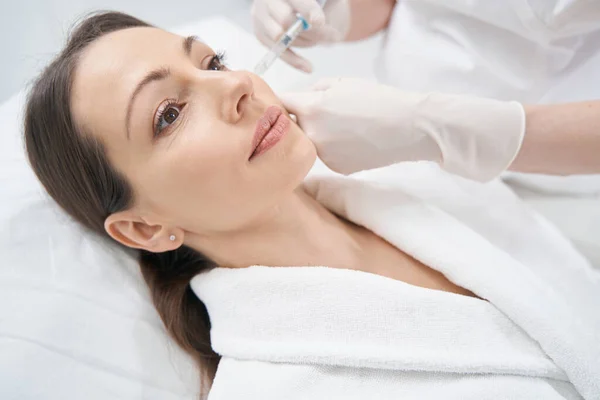 Arzt Kosmetikerin macht Kontur Kunststoff-Injektion in Frau Gesicht — Stockfoto