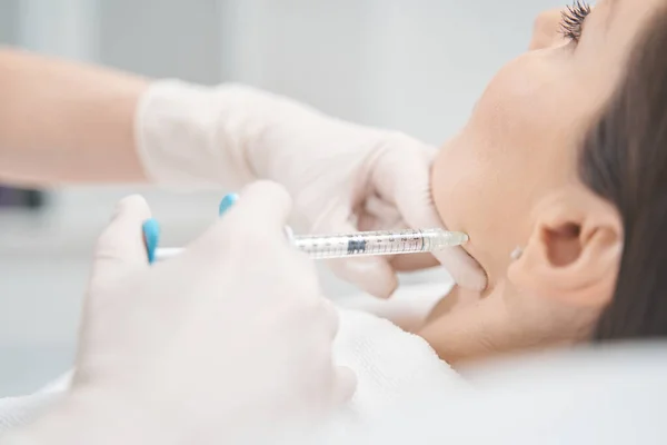 Mujer recibiendo inyección de lifting facial en clínica de cosmetología —  Fotos de Stock