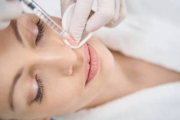 Kosmetolog wykonujący wstrzyknięcie kosmetyczne w usta kobiety — Zdjęcie stockowe