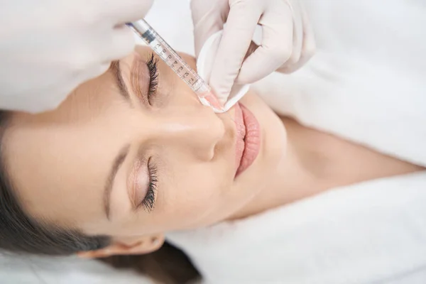Arzt Kosmetikerin macht Schönheitsinjektionen in Frauenlippen — Stockfoto