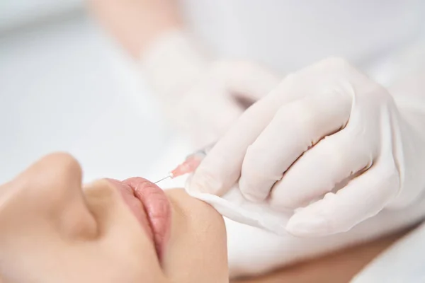 Vrouw die lippeninjectie krijgt in een kosmetologische kliniek — Stockfoto