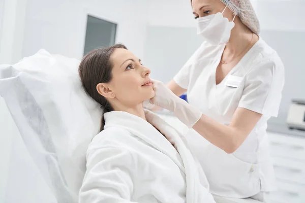Femme recevant un traitement de soins de la peau en clinique de cosmétologie — Photo