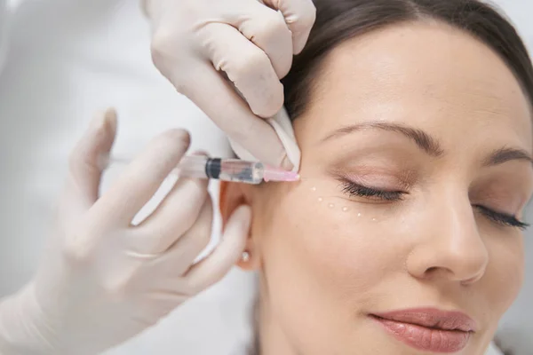 Arts schoonheidsspecialiste doet contour plastic injectie in vrouw gezicht — Stockfoto
