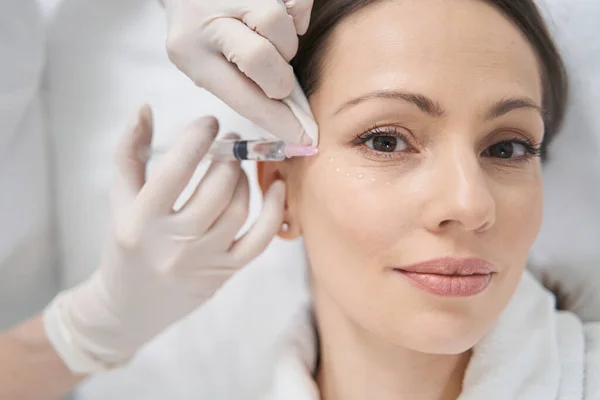 Frau erhält verjüngende Gesichtsstraffungsspritze in Klinik — Stockfoto