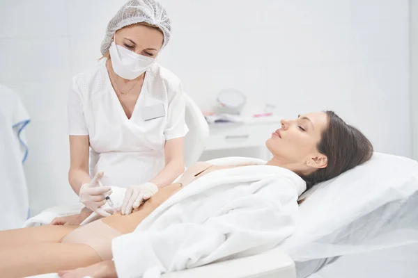 Donna che riceve il trattamento di iniezione addominale nel salone di bellezza — Foto Stock