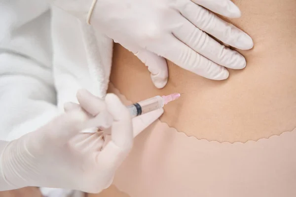 Žena dostávající břišní omlazující injekci v kosmetické klinice — Stock fotografie
