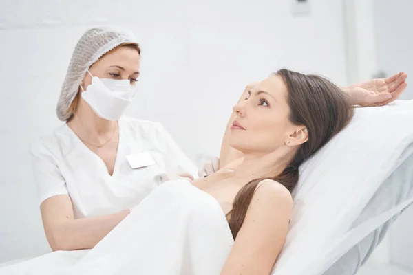 Vrouw die een onderarminjectie krijgt in een kosmetologische kliniek — Stockfoto